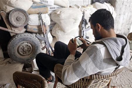 الجيش السوري يتخلى عن قاعدة عسكرية استراتيجية على الطريق إلى حلب 