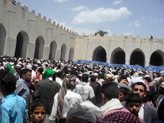 آلاف من المواطنين يؤدون صلاة الجمعة في جامع معاذ بن جبل في الجند في ذكرى دخول اليمنيين الإسلام
