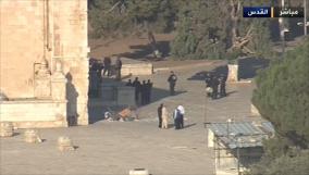 فلسطينيون يشتبكون مع الشرطة الاسرائيلية في مجمع المسجد الاقصى فلسطينيون يشتبكون مع الشرطة الاسرائيلية في مجمع المسجد الاقصى