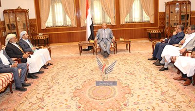 هادي خلال لقائه لجنة متابعة قضية دماج: «على الحوثيين والسلفيين عدم التمنطق بالسلاح»
