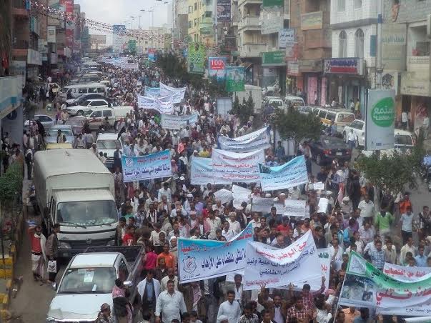 مسيرة في تعز دعماً للحوار الوطني وتنديداً بأعمال القتل والاختطاف