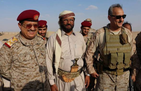 قائد عسكري سعودي يلتقي قادة الجيش اليمني في مأرب ويناقش معهم «خطط تحرير صنعاء»