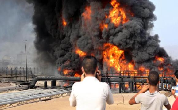قوات الحوثيين وصالح تجدد قصفها لميناء الزيت في عدن لليوم الثالث على التوالي