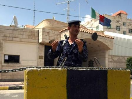 بريطاني مختطف في اليمن منذ 7 أشهر يظهر في تسجيل مصور مناشداً الافراج عنه 