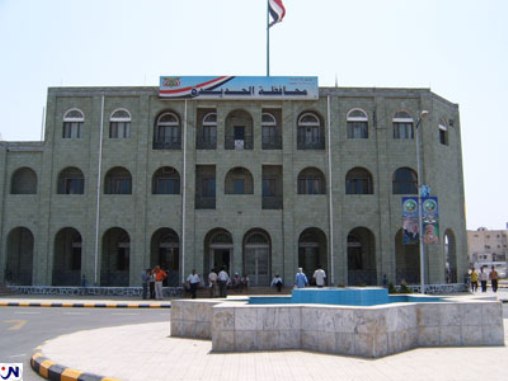 الحوثيون يسيطرون على مبنى محافظة الحديدة ويجتمعون مع المحافظ بعد طرد حراسته 