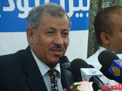 محمد ناجي علاو: هادي أقر مع حزبه تقسيم اليمن لـ7 أقاليم وعلى المركز المقدس قبول الفيدرالية