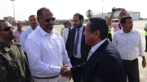 «بن دغر» يحذّر من «صراع غبي» في عدن ويخاطب «العائدين»: حافظوا على هادي أو انتظروا الحوثي