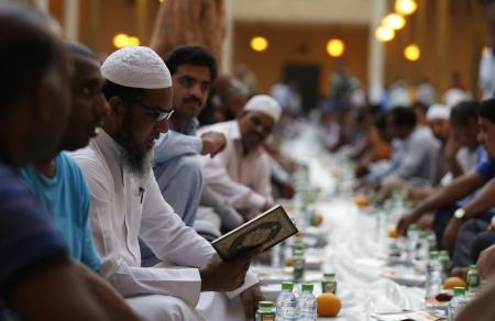 السعودية تحقق في أمر ائمة لم يدينوا هجوم للقاعدة