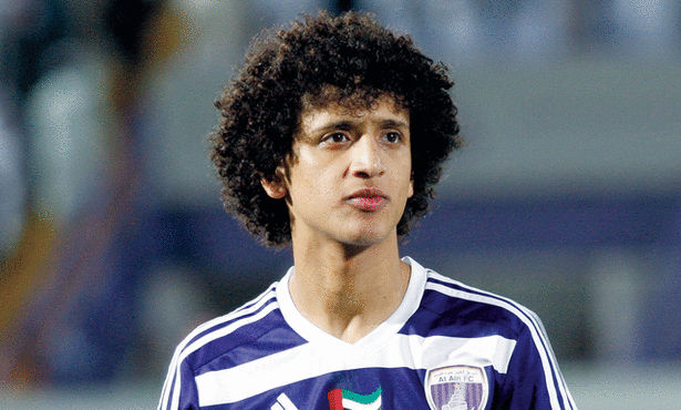 اللاعب الإماراتي عموري يلعب بجوار ميسي ورونالدو في مباراة خيرية