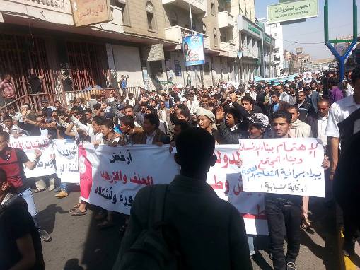 تظاهرة في صنعاء تطالب لأول مرة برحيل الرئيس هادي وترفض دمج المليشيات في الجيش