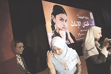 ختان الاناث.. اغتيال للبراءة ووأد الطفولة