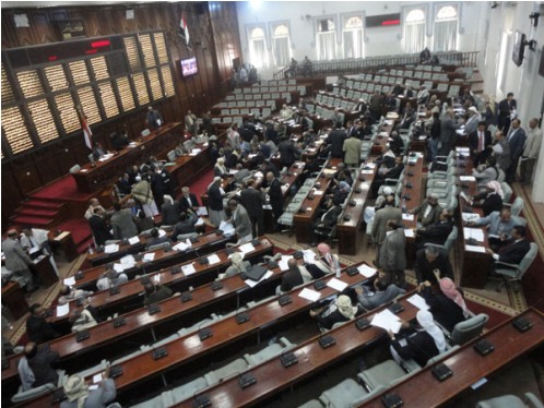 البرلمان يشكل لجنة للإطلاع على أحوال مطار صنعاء وبرلماني ينفي أنباء مناقشة ساحات الاعتصام