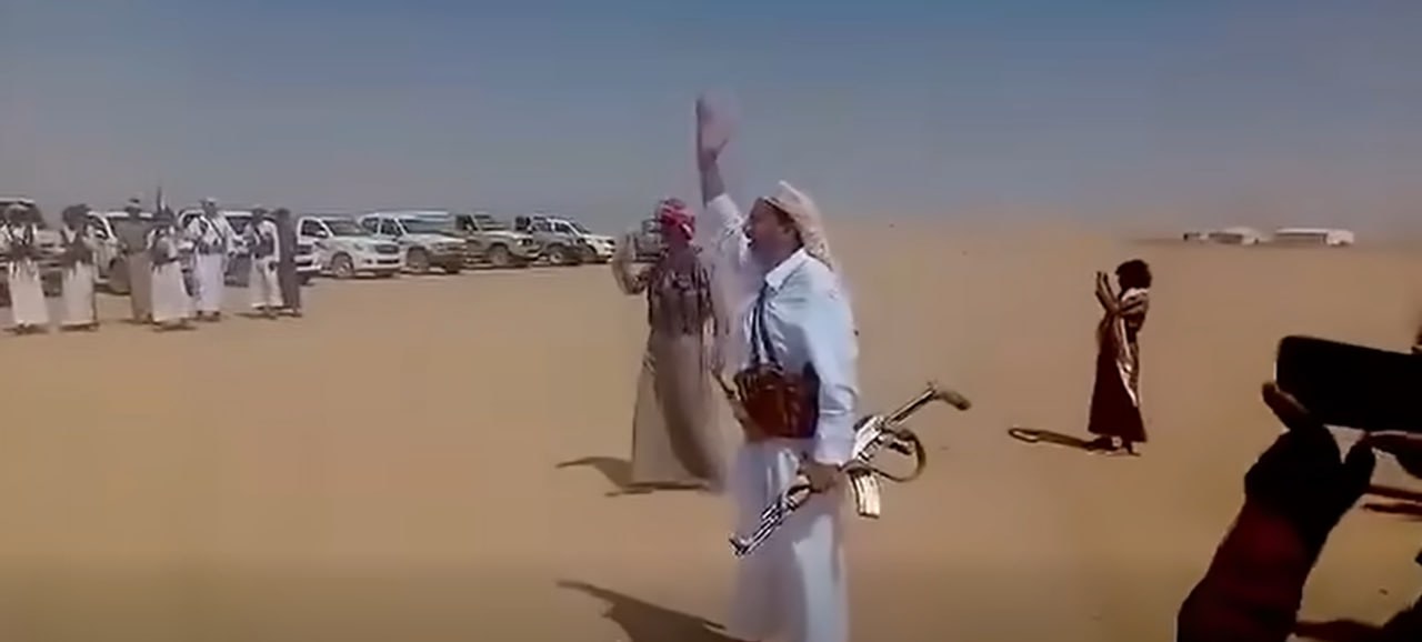 بعد يومين من الإفراج عنه.. الشيخ حمد فدغم الحزمي يغادر مناطق سيطرة الميليشيا ويتهم قيادات حوثية بالضغط عليه للاعتراف بقضايا "لم يرتكبها"