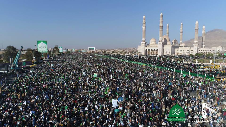 آلاف الحوثيين يحيون ذكرى «المولد النبوي» في ميدان السبعين جنوبي صنعاء آلاف الحوثيين يحيون ذكرى «المولد النبوي» في ميدان السبعين جنوبي صنعاء