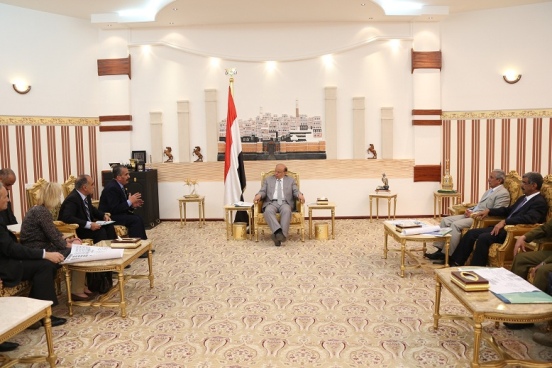 الرئيس هادي يتسلّم مسودة أولية من مشروع إعادة هيكلة وزارة الداخلية