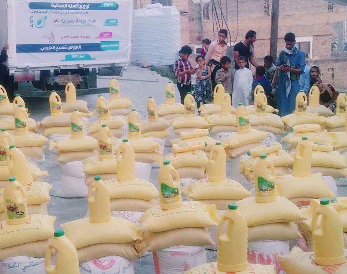 عروس يمنية تخصص تكاليف حفلة زفافها وقيمة مهرها لعائلات متضررة من الحرب في تعز