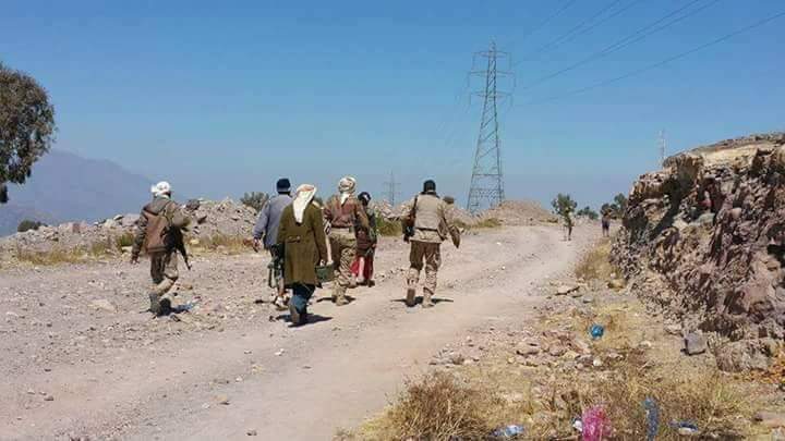 Battles between government forces and Houthis intensify in Lahj, and exchanged attacks eastern Taiz 
