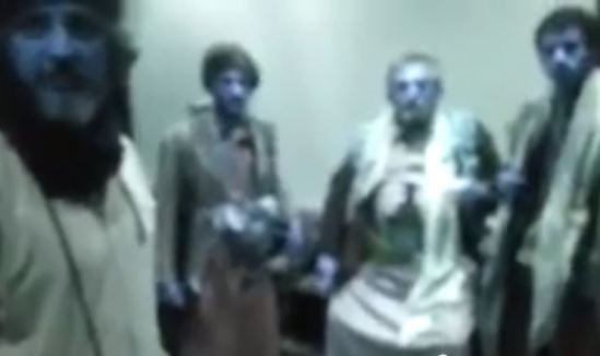 مقطع فيديو للشيخ صادق الأحمر يريق ماء «وجه السيد» في مواقع التواصل الاجتماعي