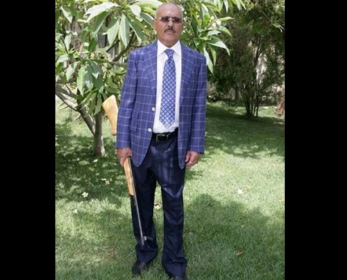 «صالح» ينشر صورة له وهو يحمل بندقية بعد ساعات من رفع أسعار المشتقات النفطية