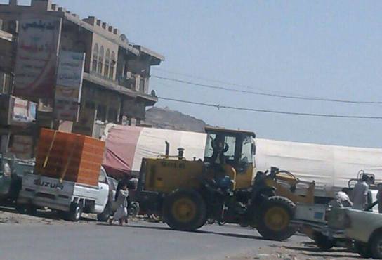 مصدر محلي: غاضبون يقطعون طريقاً يربط صنعاء بـ5 مدن للمطالبة بتوفير المشتقات النفطية