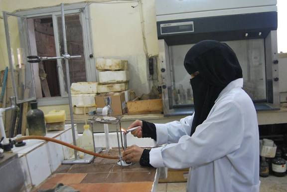مواد كيميائية تفتك بعمال جامعة صنعاء