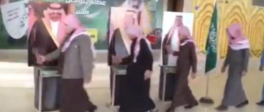 السعوديون يبايعون "ملكا من ورق"! (فيديو)