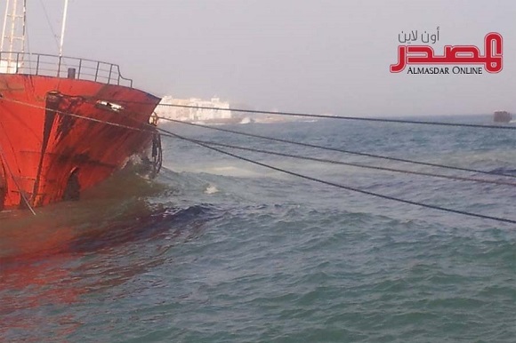 «كارثة بيئية» في ساحل المكلا إثر تسرب جديد لكميات من المازوت من سفينة «شامبيون 1»