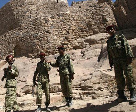 هجمات منسقة للقاعدة على مواقع للجيش وسط اليمن توقع 11 قتيلاً بينهم 6 جنود