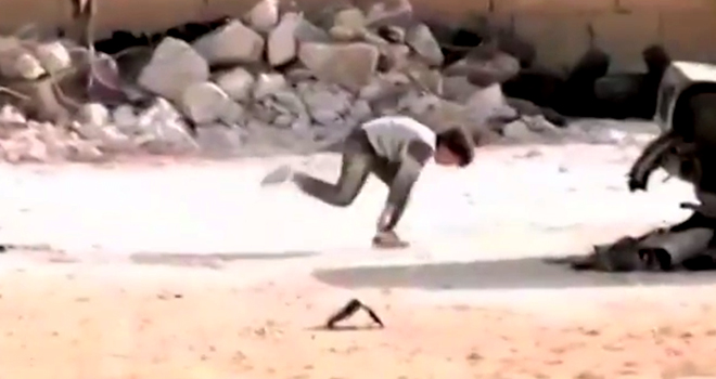 طفل سوري ينقذ أخته رغم إصابته برصاص القناصة مرتين (فيديو)