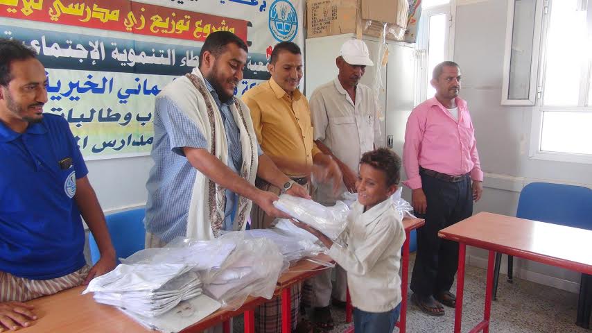 مؤسسة يماني بحجة تدشن مشروعي  توزيع التمور والحقيبة المدرسية