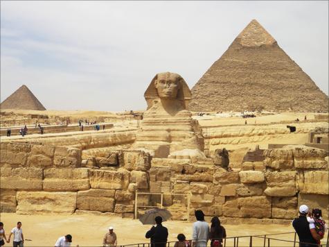 وزير: هبوط عائدات مصر من السياحة إلى 5.9 مليار دولار في 2013