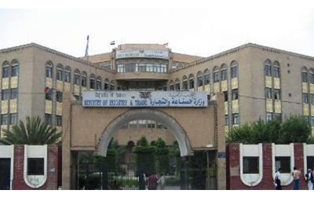 الصناعة تؤكد استقرار الوضع التمويني وتوفر المواد الغذائية الأساسية