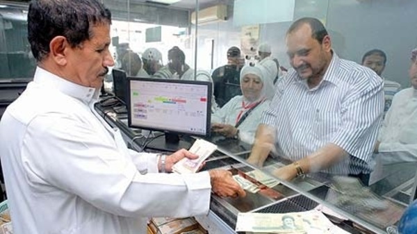 هبوط حاد للريال الإيراني وشلل تام في التعاملات المالية