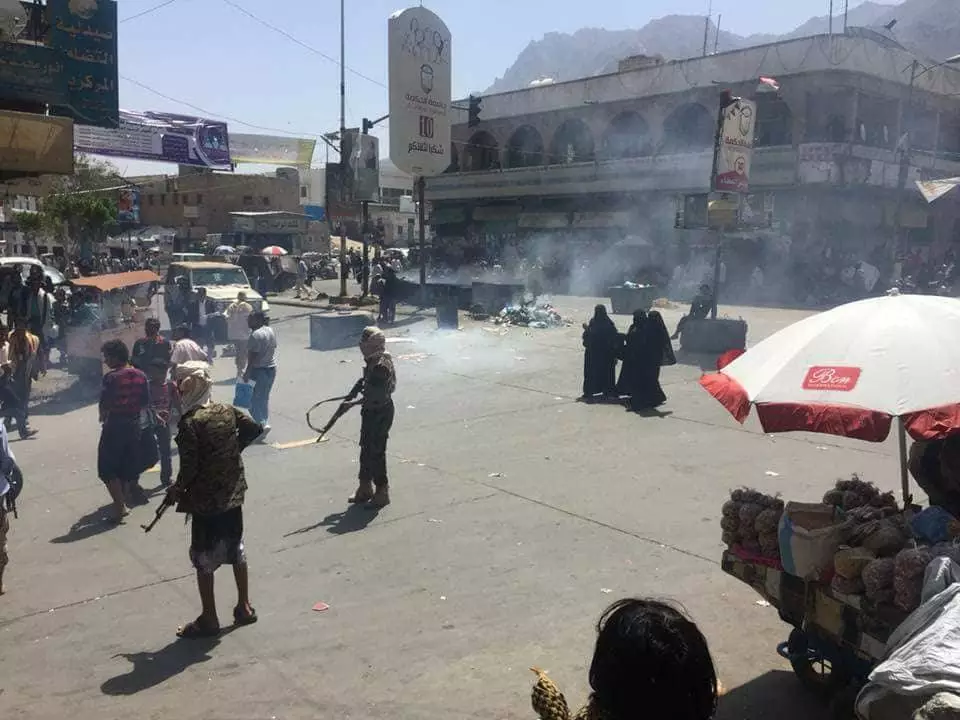 جنود يقتحمون مقر نقابة المحاميين في تعز بحثاً عن  قناصة